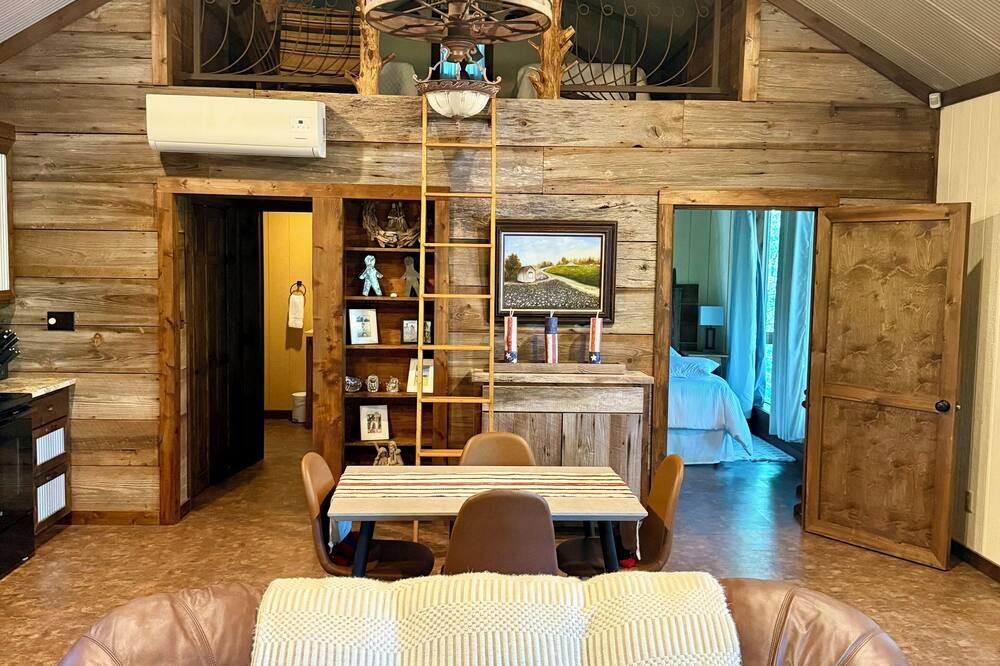 Lucky Dog Lakeside Cabin on Prentiss Walker Lake