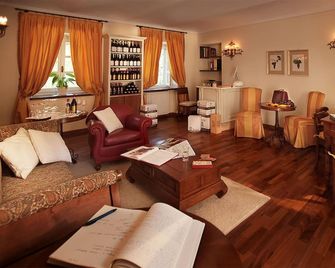 Marcarini Agriturismo - Neviglie - Sala de estar