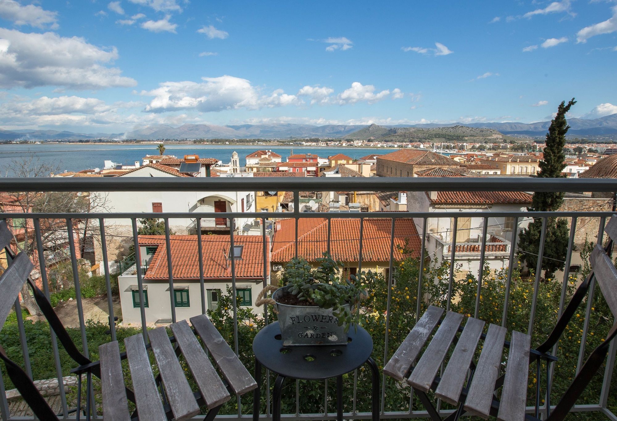 Leto Nuevo Hotel - נפפיליון - מרפסת