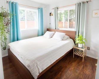 Mid-Century Cottage - Private Entry- Firepit - Outdoor Seating - McMinnville - Bedroom