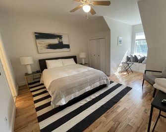 Modern Hudson Valley Oasis - 1.5hrs from NYC with heated pool, hot tub, sauna! - Pine Bush - Bedroom