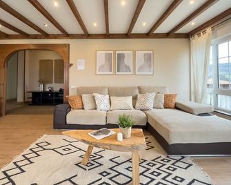 Getaway in Cudillero: House with pool and BBQ just minutes from the beach! - Cudillero - Living room
