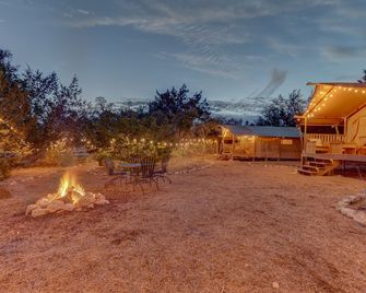 Cozy Glamping Tent Fire Pit & Free Wine Tasting - Johnson City - Patio