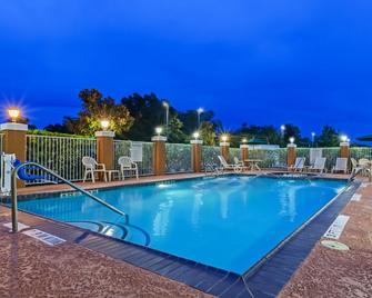 Holiday Inn Express Hotel & Suites Beaumont Nw, An IHG Hotel - Beaumont - Pileta
