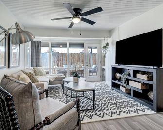 Upscale, Spacious Retreat in the Heart of Houston - Pet-Friendly! - Houston - Phòng khách