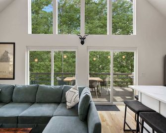 Fireplace Grill Games & Dogs near Bryce Resort - Basye - Living room