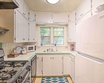 Ranch-Style Cottage - 2 Miles to Philbrook Museum! - Tulsa - Kitchen