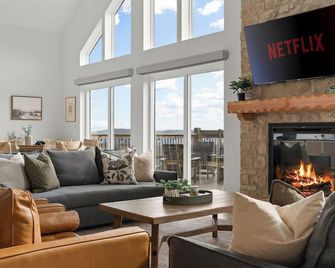 New! Luxury Lakeview Cabin: Lazy River, Theater, Game Rm, Sleeps 24+, Hot Tub - Kimberling City - Sala de estar