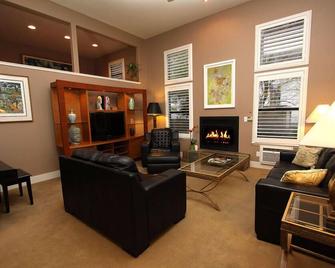 The Sonoma Cottage will be your home away from home, the perfect getaway spot! - Occidental - Sala de estar