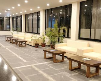 Rhino Land Jungle Lodge - Sauraha - Lobby