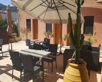 Hôtel L'Hacienda - Châteauneuf-les-Martigues - Patio