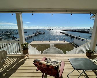 Big Waterfront House with Amazing View and Swim Deck home - Norfolk - Balcony