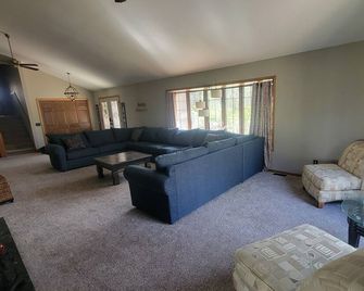 Stunning 5-bedroom home on 18 acres with complete privacy, seclusion and nature - Burlington - Living room
