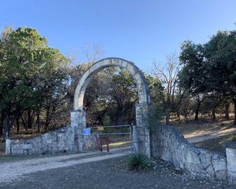Hacienda del Rio River Home - Bandera - Gebouw