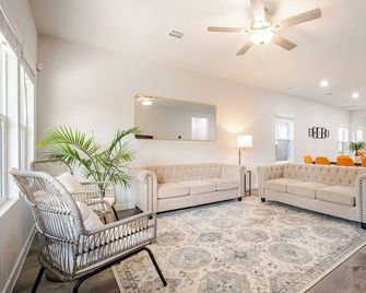 New 4br Retreat With Game Room + 75” Tv Near The Woodlands Trails & Shops - Magnolia - Huiskamer