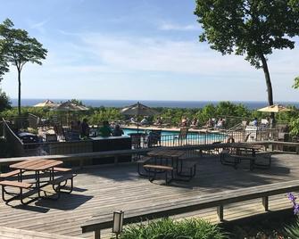 2 Bedroom, 1 Bath Home Away From Home - Overlooks the lake - Egg Harbor - Pool