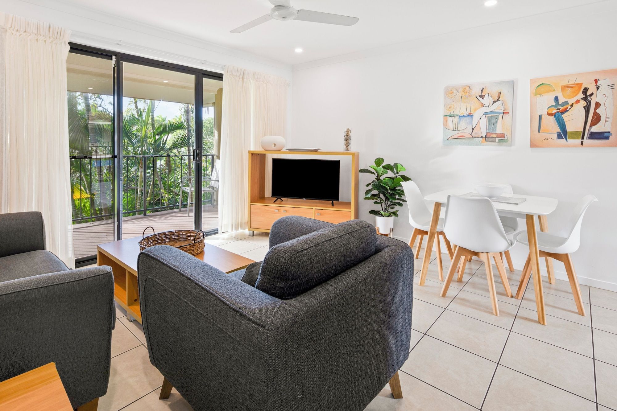 Arlia Sands Apartments - Hervey Bay - Living room