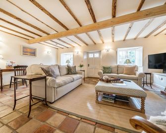 Ivy Cottage - sleeps 6 guests in 3 bedrooms - Thornham - Living room
