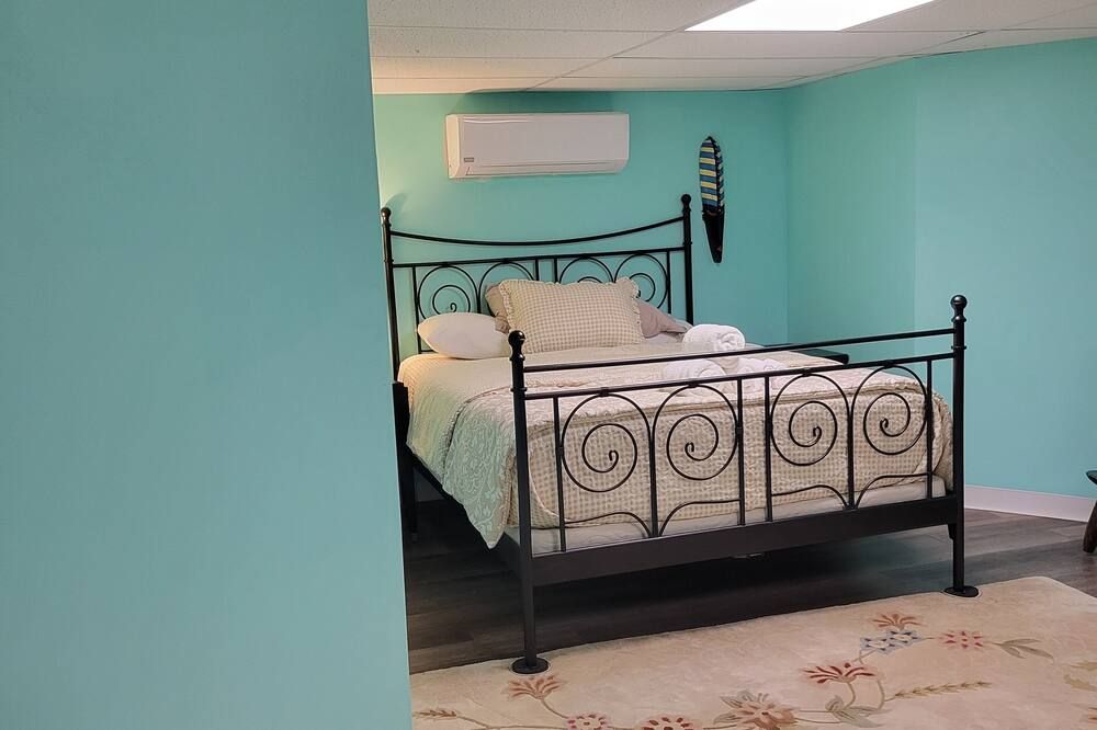 Charming 1-Bedroom Basement Apartment with AC, WiFi in lovely Lansdowne