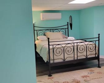 Charming 1-Bedroom Basement Apartment with AC, WiFi in lovely Lansdowne - Lansdowne - Bedroom