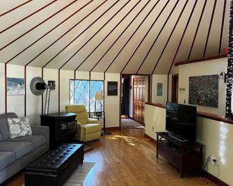 Charming 2-bedroom Yurt with AC, WiFi in serene Benzonia - Benzonia - Sala de estar
