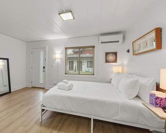 Chic City Retreat 93J For 2 - Columbus - Schlafzimmer