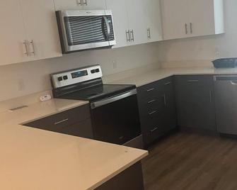 Spacious 3-bedroom with WiFi, fitness room in charming Oregon City - Oregon City - Kitchen