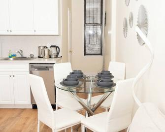 East Village Center Apartment w Full Amenities Great New York Location - Nueva York - Comedor