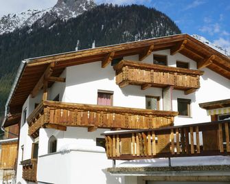 Beautiful private villa for 10 guests with WIFI, TV, patio and pets allowed - Flirsch - Gebäude