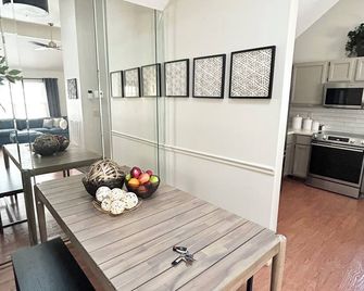 Cozy Flat with 1st fl King bed & bath and Big TVs-Location! - Madison - Dining room