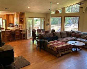 Eel River house - Myers Flat - Living room