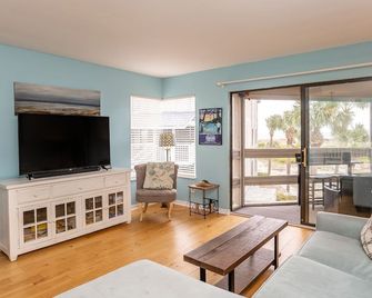 Gorgeous Ocean View. Stylish, Clean & Pet Friendly Hunting Island Pass Included! - Saint Helena Island - Living room