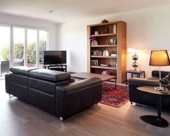 20 minutes from San Sebastian, 1 hour from Bilbao. 5 km from France. Bay views. - Hondarribia - Living room