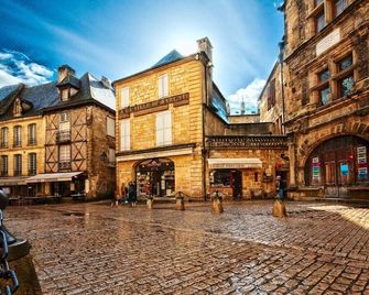 Ground floor apartment in a house with private entrance, peaceful - Saint-Cyprien - Building