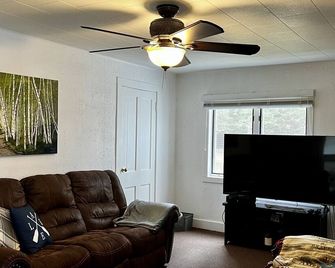 Snowmobiler's Haven! Near Downtown Mercer! - Mercer - Living room