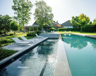Hotel des Bains & Wellness - Robertville - Piscina