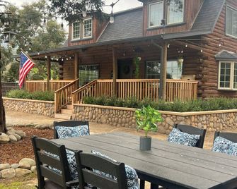 Cozy 4-bedroom cabin in peaceful ranch setting with WiFi, AC - Fillmore - Patio