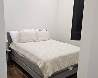 New stylish apartment in renovated building with new furnishings! - Elizabethtown - Спальня