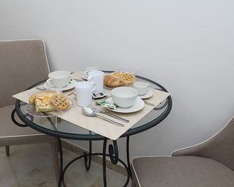 B&B Napolimilionaria 2 - Napoli - Sală de mese