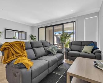 Paradise Family Home, Close To Cbd & Amenities - Campbelltown - Living room