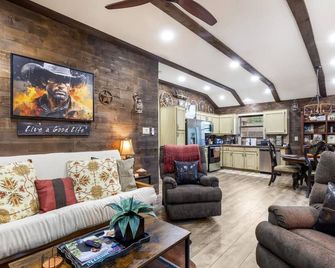 Stockyards 5 mins!-New!-Sleeps 8. Cowboy Bungalow - Fort Worth - Pokój dzienny