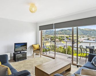 Schram - Byo Linen - Apollo Bay - Living room