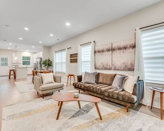 Family-Friendly Home ~ 5 Mi To Unc Charlotte! - Charlotte - Sala de estar
