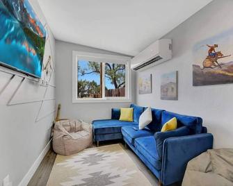 25 mins to Grand Canyon Fire Pit - Valle - Living room