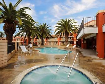 Days Inn by Wyndham Hemet - Hemet - Pool
