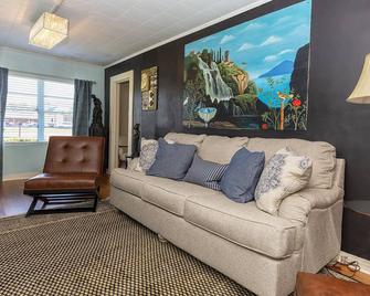 2 bedroom downstairs The Henry House and Queen pull out sofa - Bainbridge