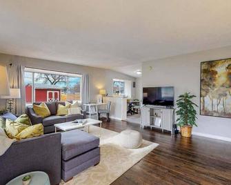 Charming Three Bedroom Home in Littleton - Littleton - Living room