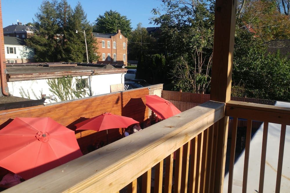 1200 SqFt Condo Above Abolitionist Ale Works Charles Town w/ Laundry & Deck #201 - Charles Town - Balkon
