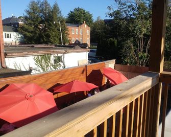 1200 SqFt Condo Above Abolitionist Ale Works Charles Town w/ Laundry & Deck #201 - Charles Town - Balkon