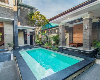 Denays House Jimbaran - South Kuta - בריכה